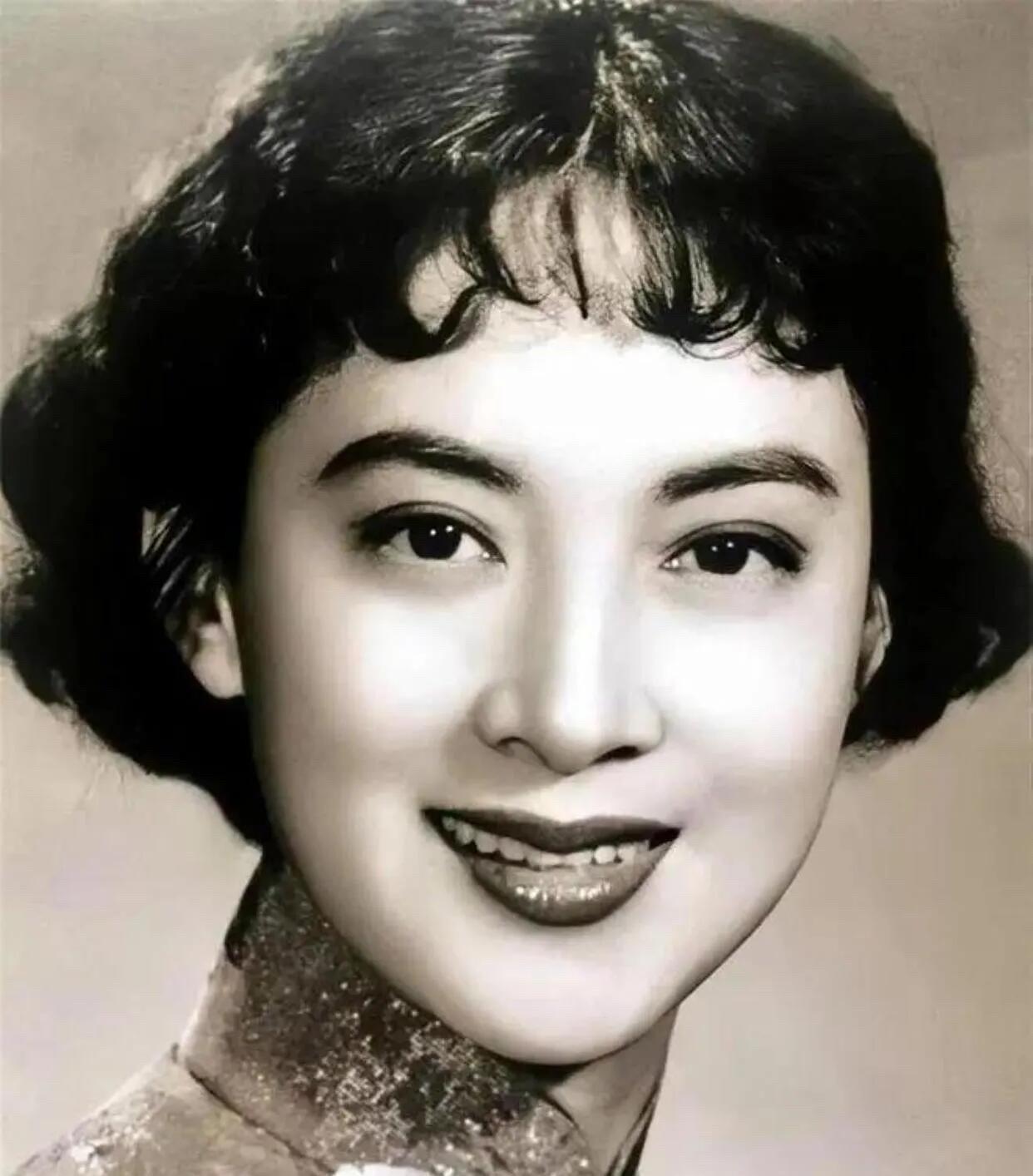 这才是真正美了一辈子的女演员，年轻的时候五官精致，淡淡的妆尽显优雅的气质。老了之