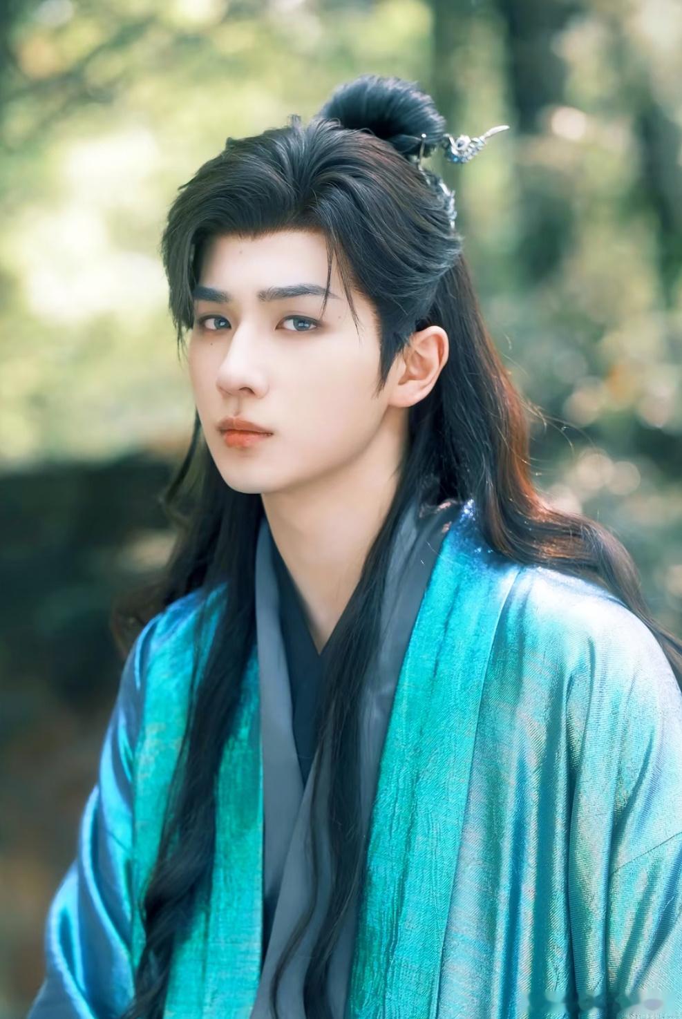 古装剧《剑阁闻铃》主演在谈李宏毅题材：古装/仙侠/奇幻出品方：獭獭文化、腾讯视