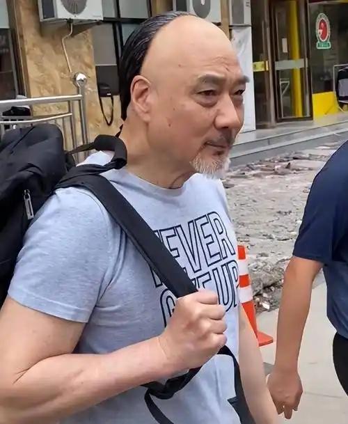 当年周星驰拍《武状元苏乞儿》，指名道姓要找徐少强演反派赵无极。当时整个剧组主创都
