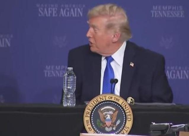 特朗普这手甩锅玩得真溜！自己拍板打伊朗，现在战事胶着，扭头就把防长赫格塞思推出来