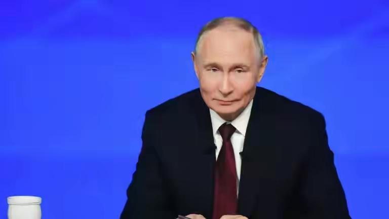 铁汉的字典里没有弯弯绕~当女记者采访普京，问他是否恋爱了，普京回复很直接“是的”