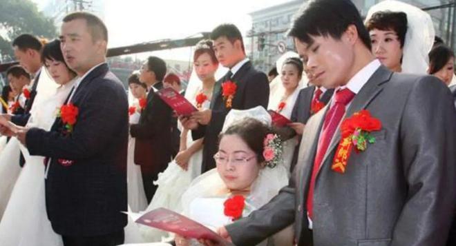 医学奇迹！2011年，广西一名男子，不顾家人劝阻，执意迎娶瘫痪女友，新婚前夜，他