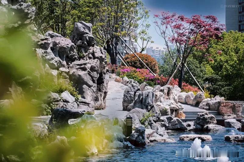 对联真是中华文化里超有魅力的存在，短短几个字，却韵味无穷。就像“翠阶雅景藏幽境”