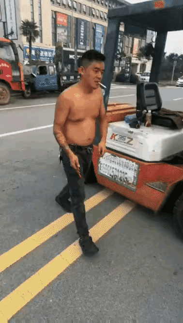 我粗略估计一下，7个车胎，价值5000以上，够判的了。光膀子男子真是不计后果，
