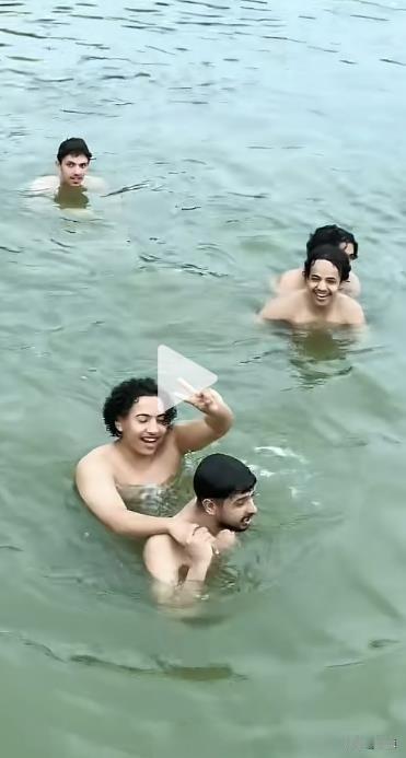 近日，武汉东湖，一群印度人着色了湖水……​武汉东湖作为国内知名城中湖，多年投入