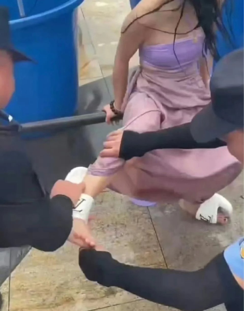 云南泼水节，这也太尴尬了吧？