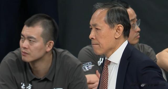 北控的邹雨宸迎来了大爆发，打爆了没有周琦的北京北汽内线，拿下了21分15篮板，