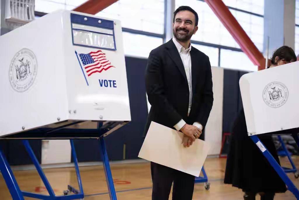 穆斯林当了纽约市市长，美国总统特朗普和副总统万斯气坏了：一位民主社会主义者成为了