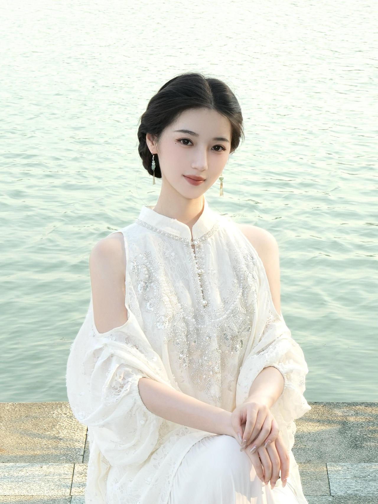 优雅白裙少女