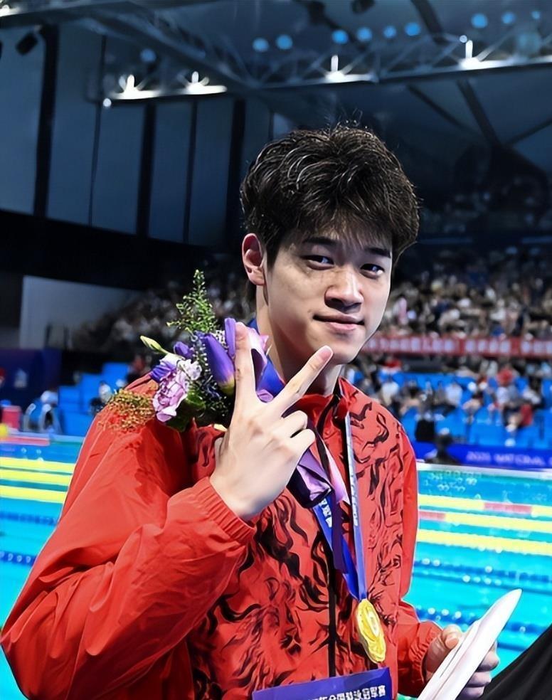 潘展乐从奥运冠军到世锦赛失利，只用了不到一年时间。去年在巴黎，他打破世界纪录夺