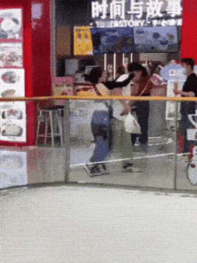 一家三口出来逛商场，不知道是因为什么原因，这个女的就一直追着自己的老公打。众目睽