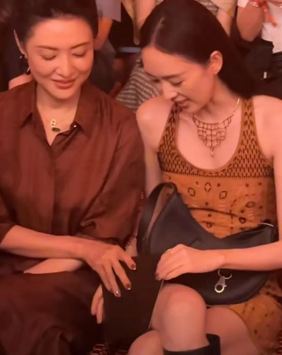 童谣去上海爱马仕大秀看秀时，和主持人周涛坐在了一块儿，周涛看到童谣穿个超短裙还要