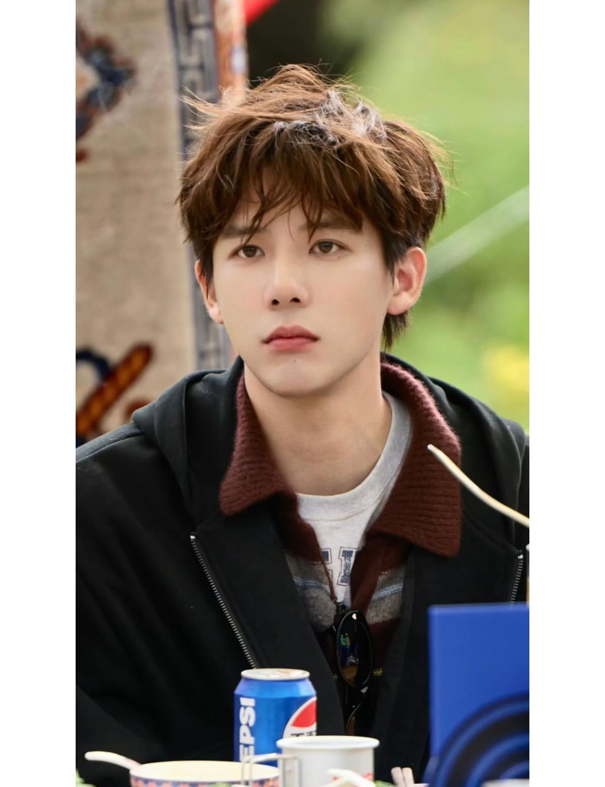 《现在就出发4》的嘉宾名单里，没有演员王安宇。他成了导演徐纪周新剧《狂流》的男