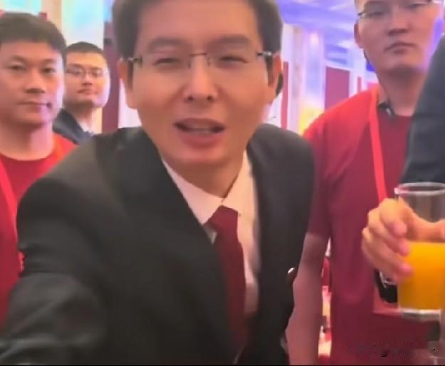 宇树科技上市午宴，王兴兴过来敬酒:招待不周！感觉像个新郎官一样！确实很像新