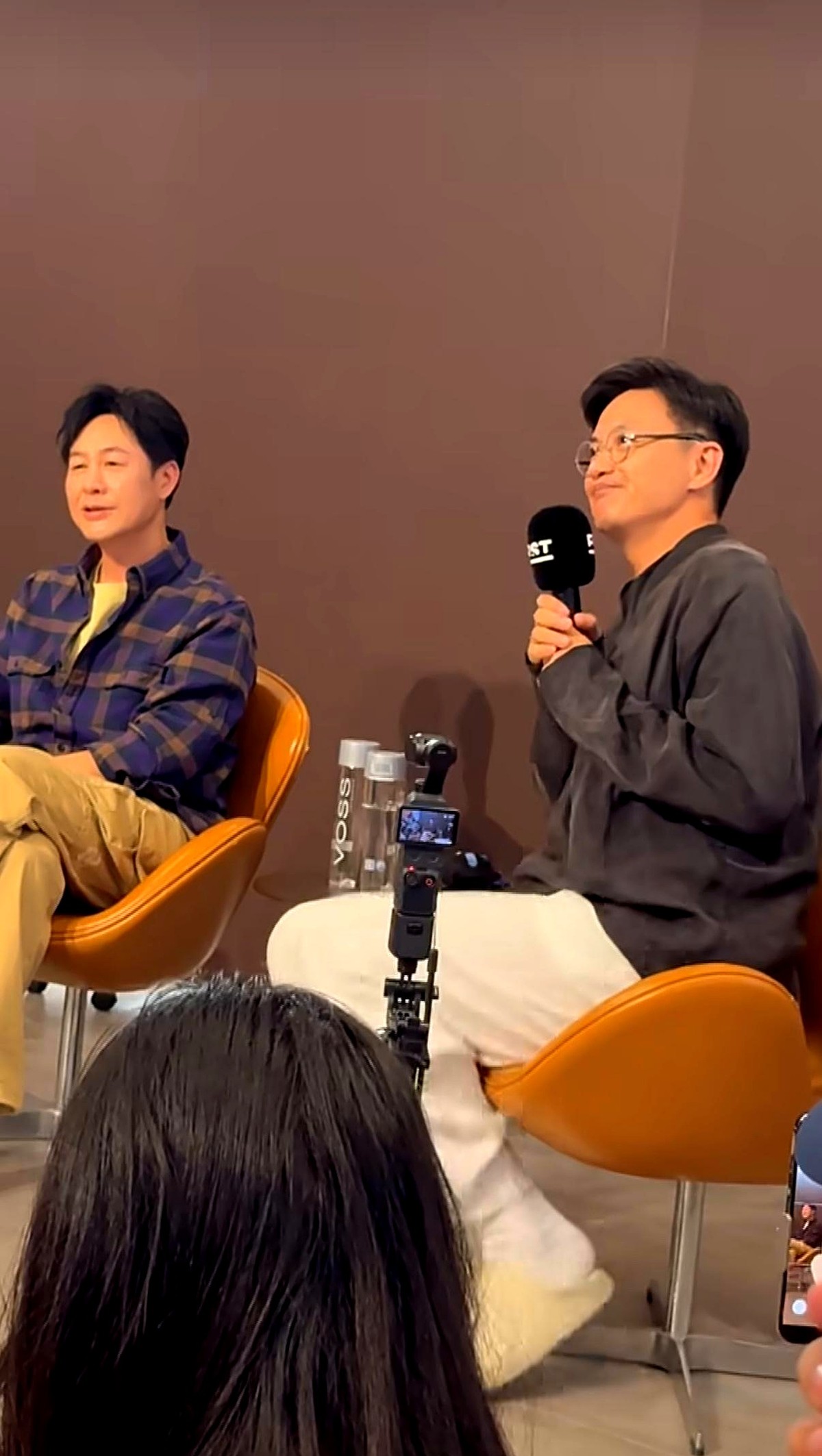 导演指着鼻子骂：“你像个侏儒，你长着香肠嘴，趁早滚蛋别当演员。”两个年轻人死死捏着简历，被赶出门外。