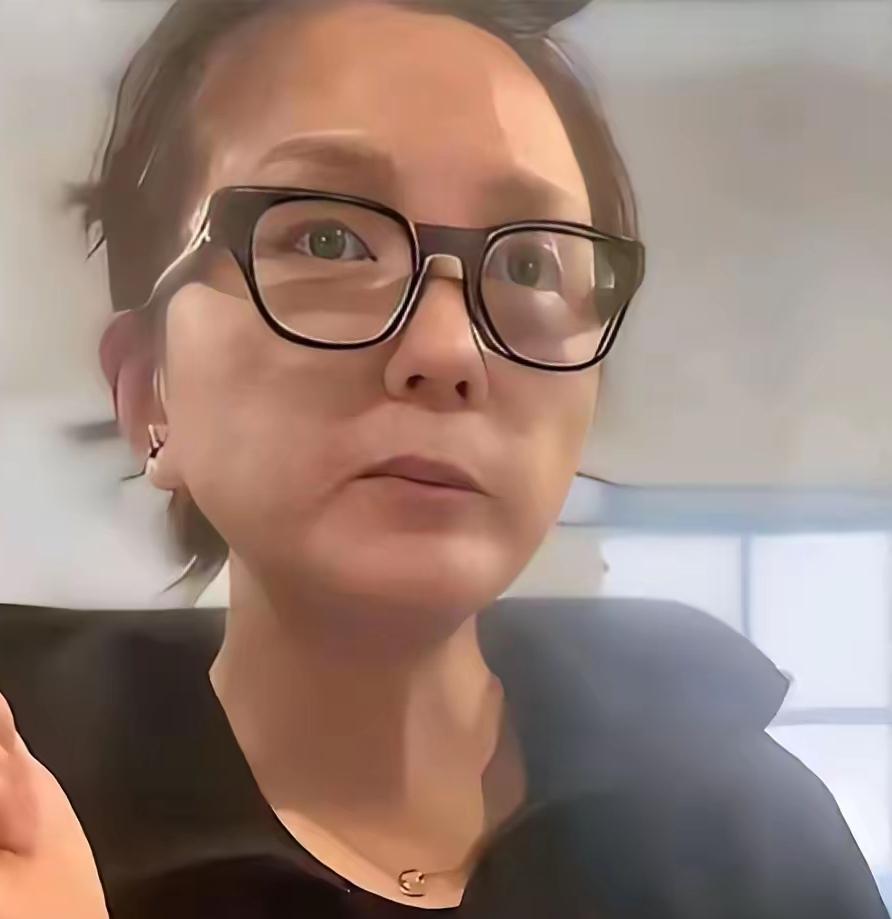 她卖掉婚戒还房贷：哪是矫情，不过是在硬扛生活那枚戒指，曾是婚姻的信物，是体面的