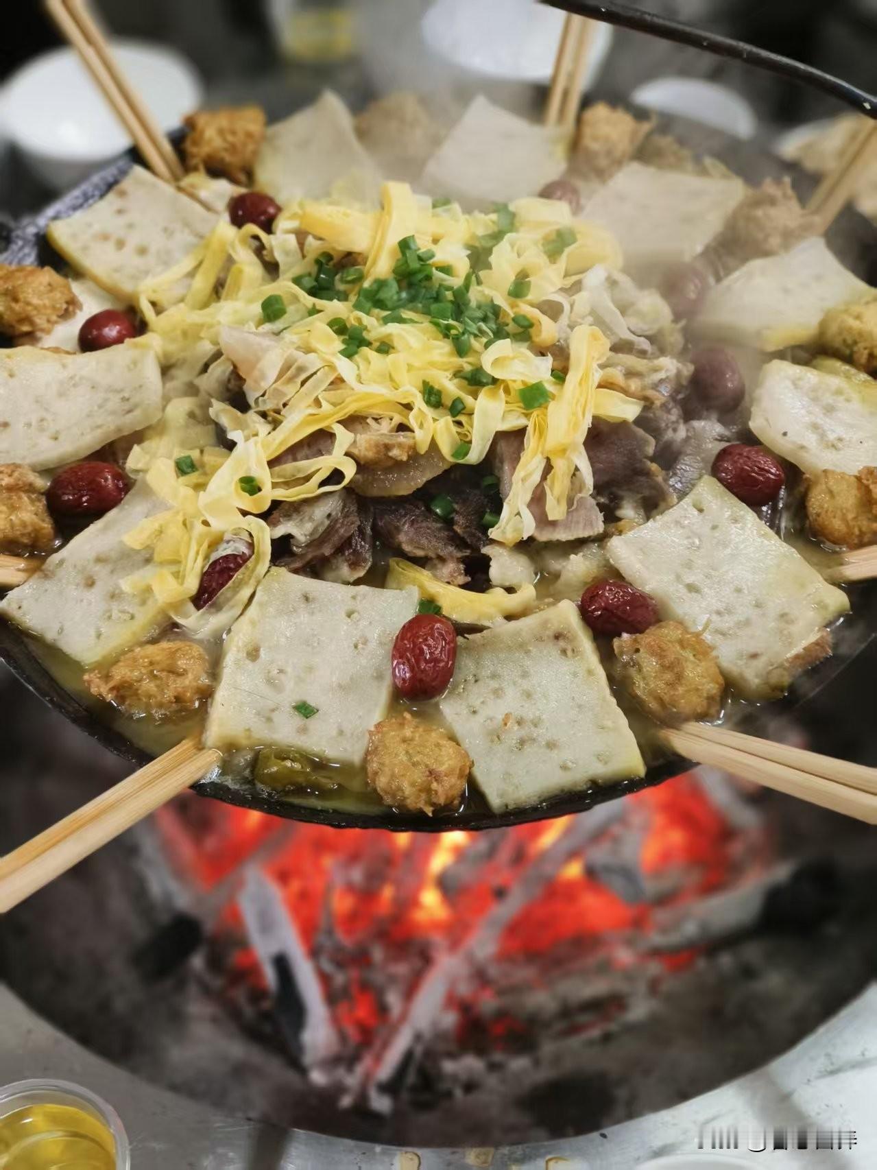 手脚冰凉的立春食养攻略立春时节，手脚冰凉这件事该怎么“吃回去”。在咱们中医看来