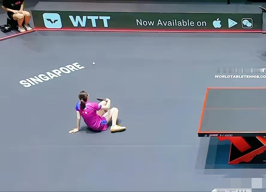 陈熠把桥本拉倒在地。桥本和陈熠最近一次交手是亚洲杯，桥本带伤出战，战胜陈熠，这