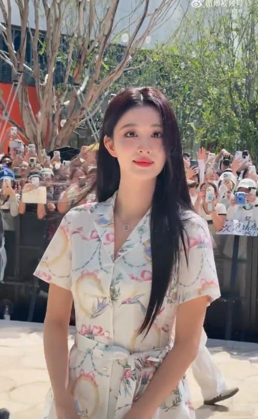 王楚然的美貌没有瓶颈期王楚然碎花裙穿出大女人味王楚然的美貌没有瓶颈期，王楚然碎