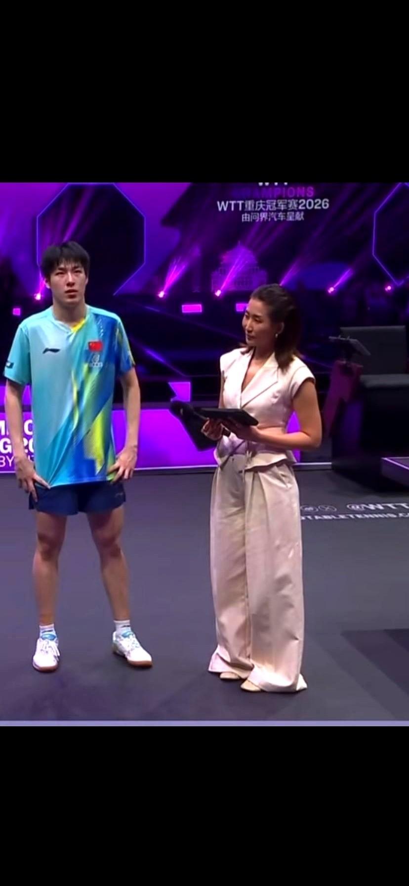 重庆WTT冠军赛，镜头猛地切到赛后采访区。一个女主持站了出来。本来是运动员的