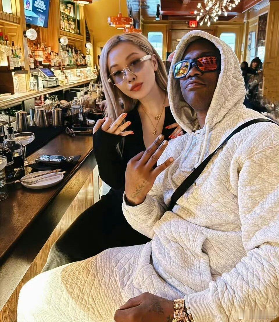 吃个🍉48岁的篮球🏀巨星马布里正式官宣再婚，新娘是41岁的武汉歌手汪妤凌，成