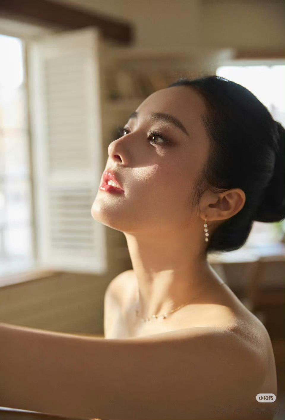 演员范诗然看起来文艺清新感十足！