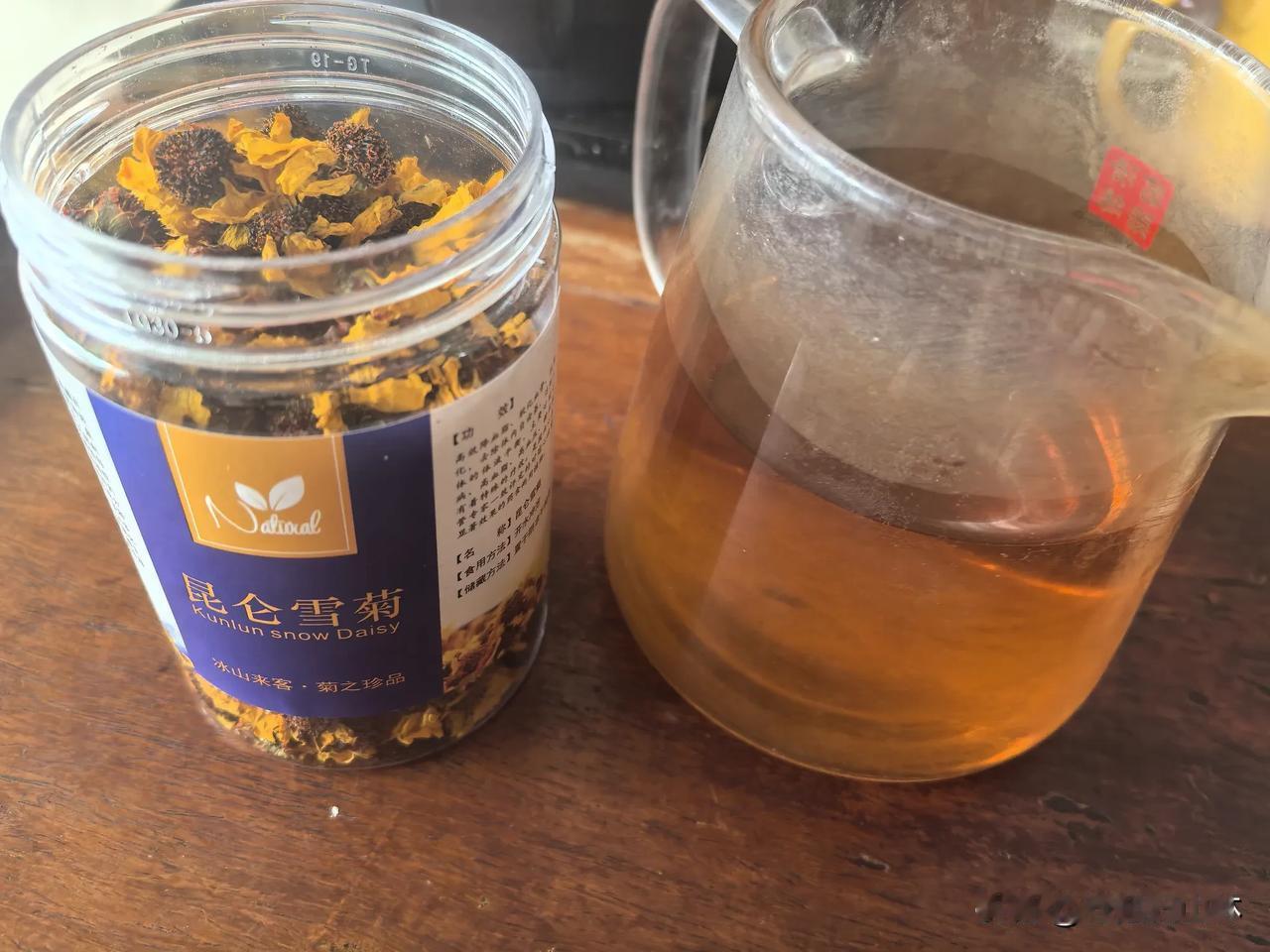 七律·品雪菊抒怀晓日熹微透翠层，幽凭台榭望初升。一瓯雪菊清芬漾，万缕尘烦