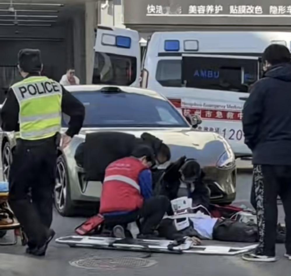 12月15日下午，小米杭州下沙交付中心发生交通事故，一名刚刚提车的小米车主将销售