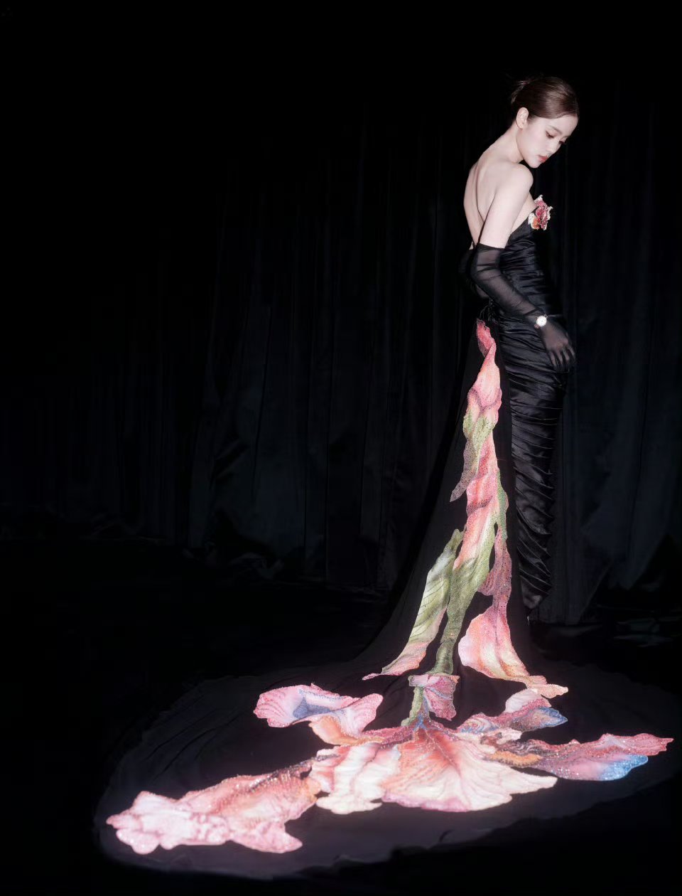 欧阳娜娜拖尾高定全球首穿欧阳娜娜首穿“安静力量”拖尾高定超美！优雅中藏少女灵动