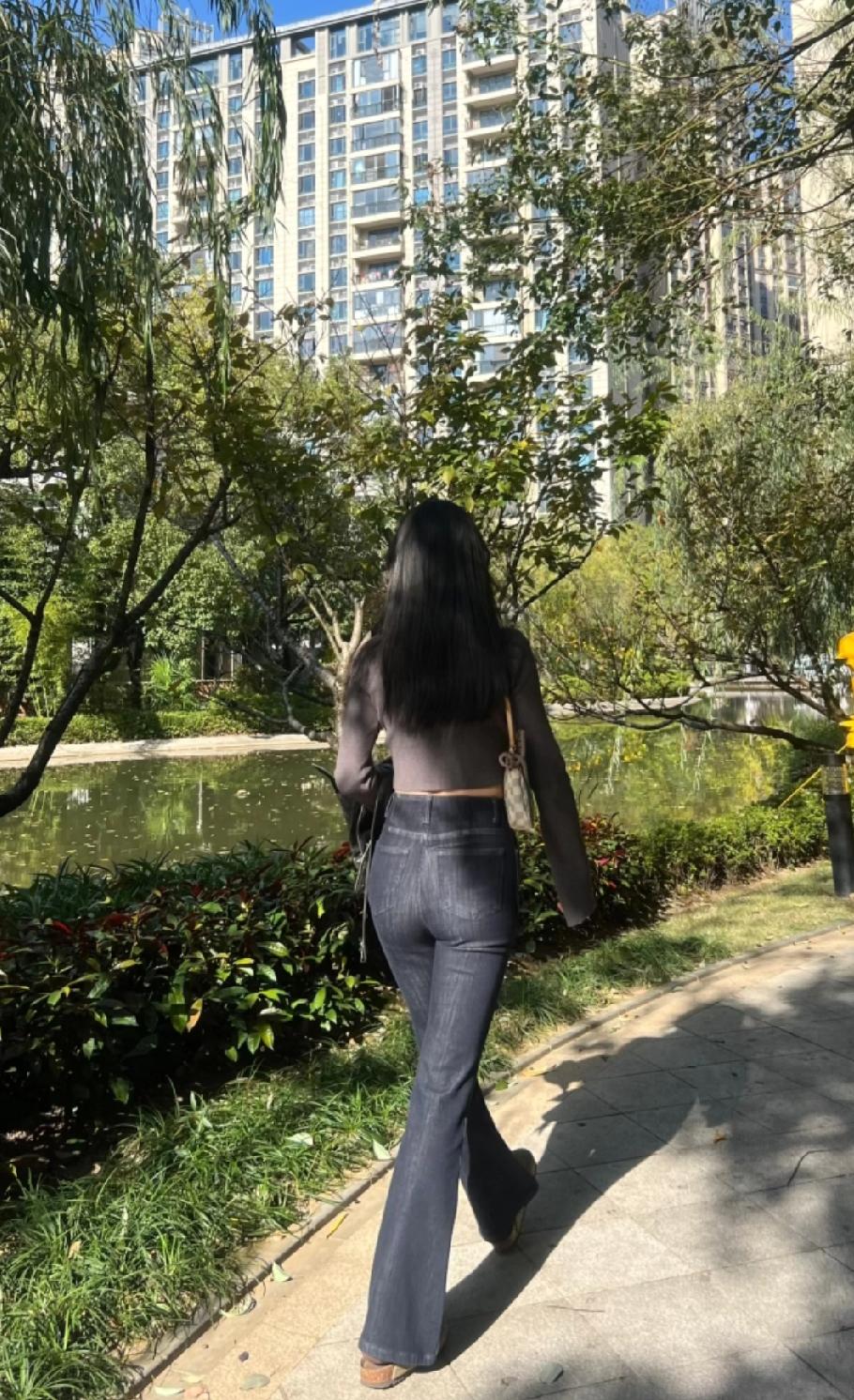 牛仔裤穿搭真是一门学问。春夏换季，解锁它更好看的打开方式很有必要。小个子选9分牛