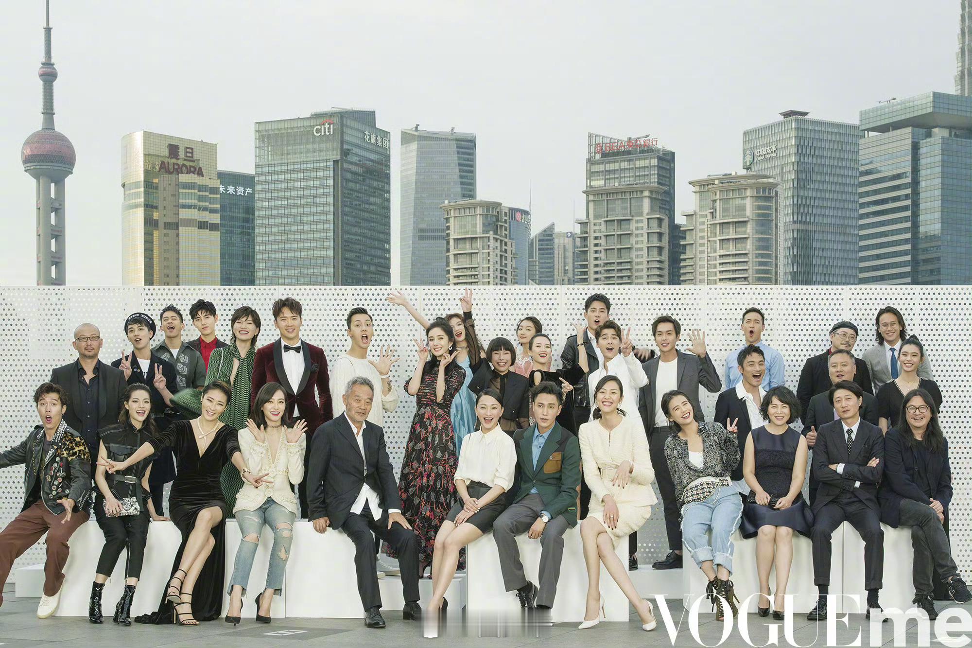 张宇在VOGUE办活动,基本是一个大花打底,有时候两个,85花舔着来,当红男明星