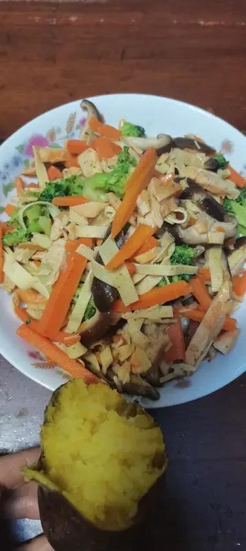 长期的素食到底好不好？别急着站队，先听身体怎么说。我见过靠素食逆转亚健康