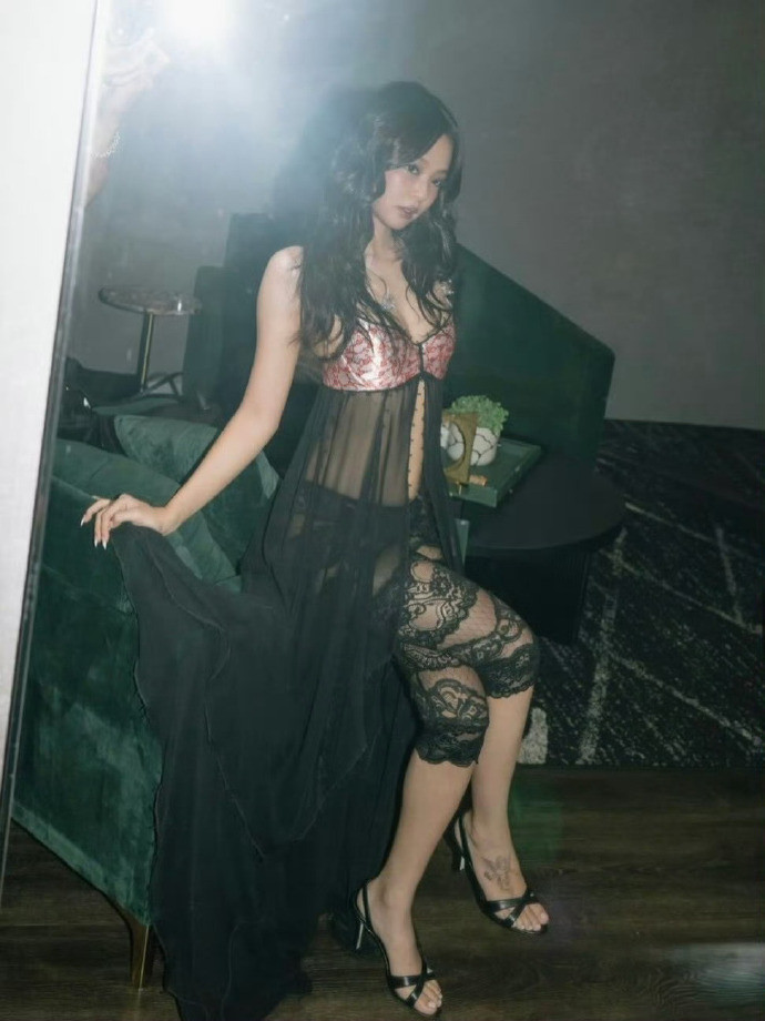 Jennie的纹身Jennie的纹身，Jennie在脚背上纹了一个小天使