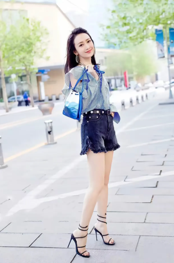 王鸥，170cm，完美脚型，很好奇这凉鞋一走路不得掉啊！