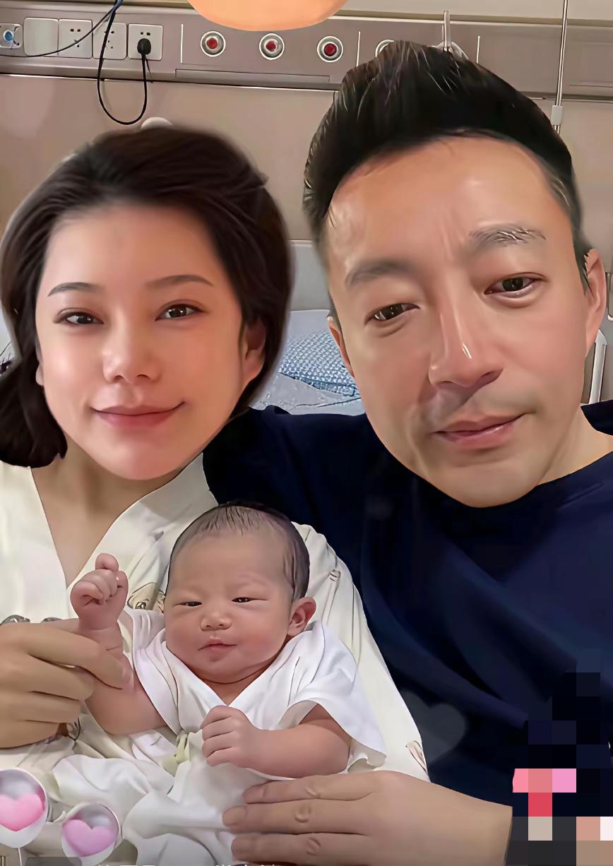 汪小菲和马筱梅的儿子长得像谁？看孩子的鼻子和嘴巴，一看就像妈妈。不太像汪小菲