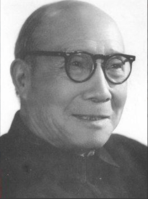 1974年，国庆节前，关在秦城监狱的屈武，突然接到毛主席的邀请：“来北京人民大会