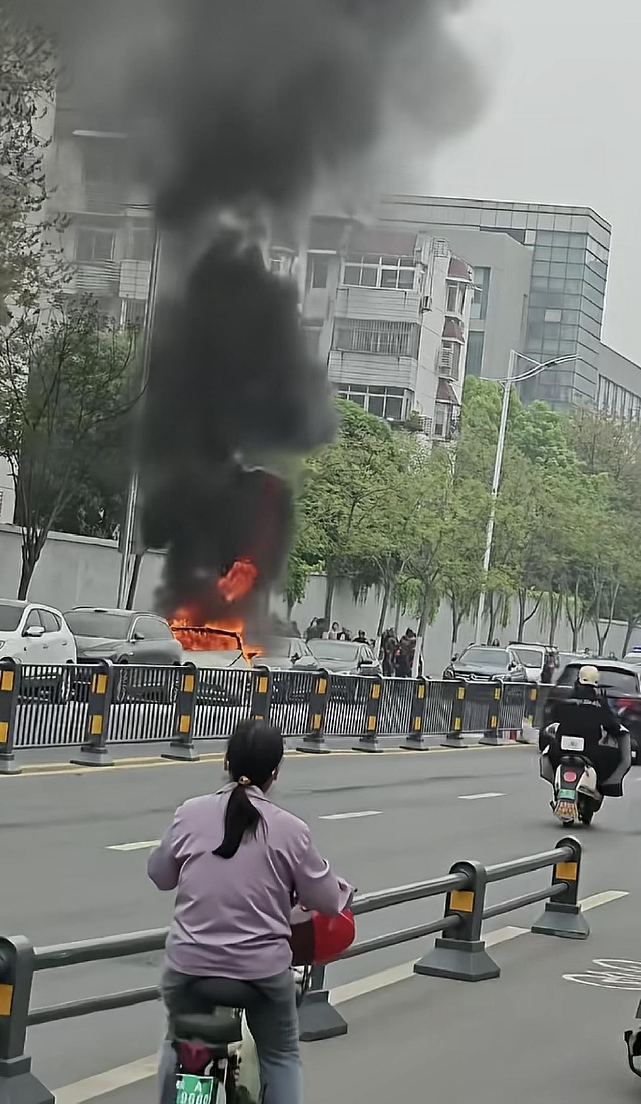 4月11日，安徽合肥。科大附近一辆停在路边的新能源车起火燃烧，幸运的是没有人员在