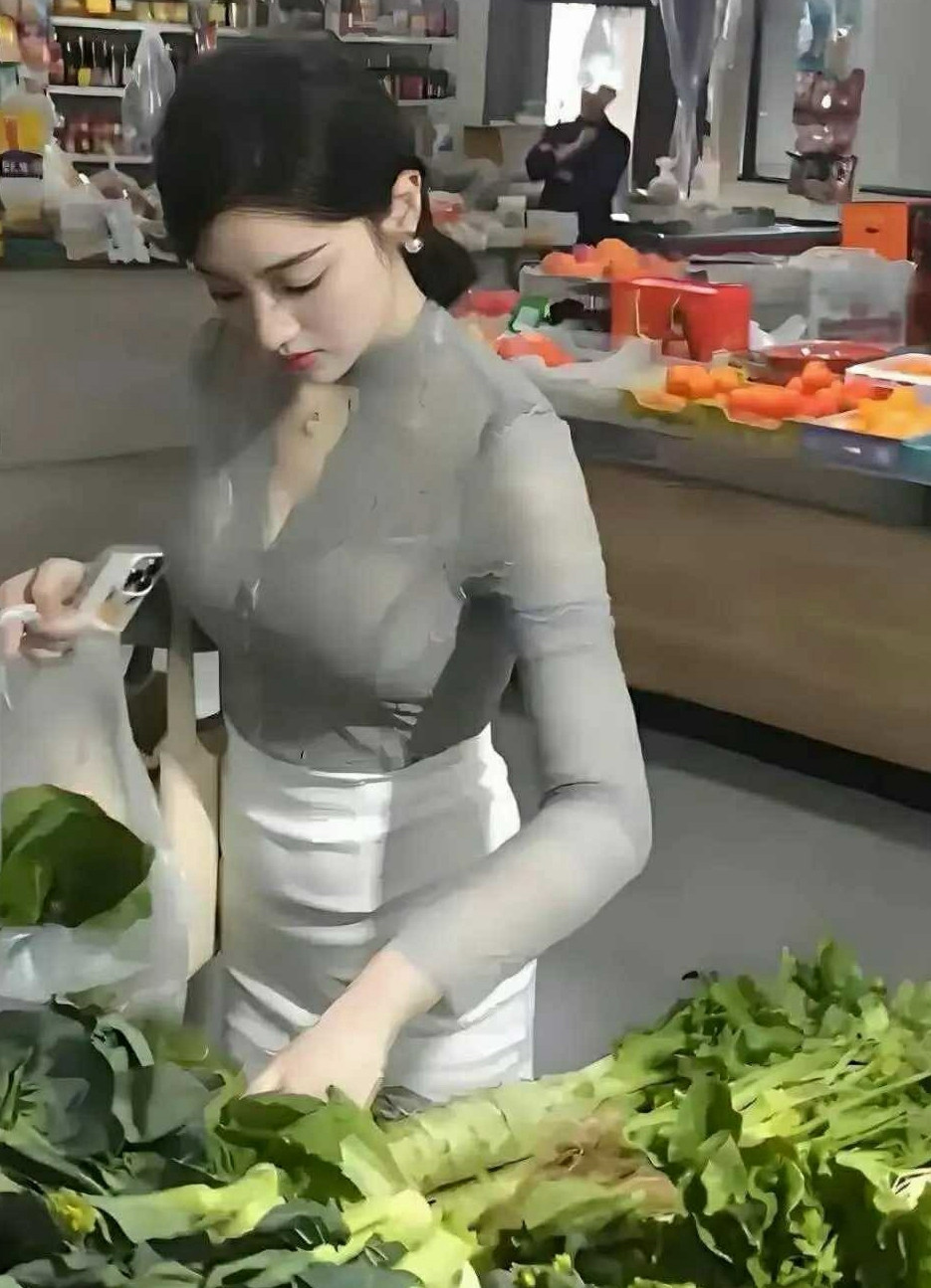 这气质，难的啊！还靠实力自己做饭