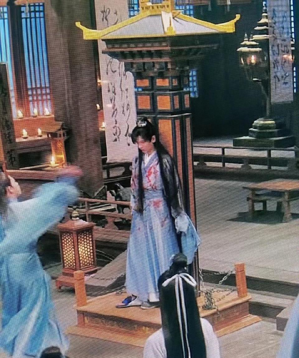 原来成毅当年所谓的穿帮“拖鞋”是固定器