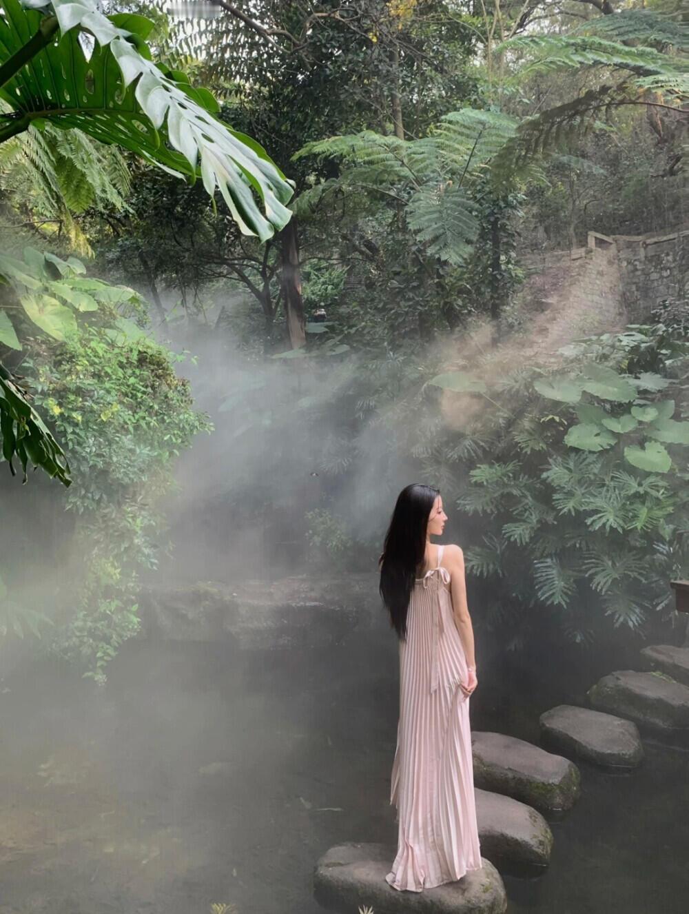 朋友不需要多，两个就好，一个肯借钱给你，一个肯借了钱还不催你。肯借钱