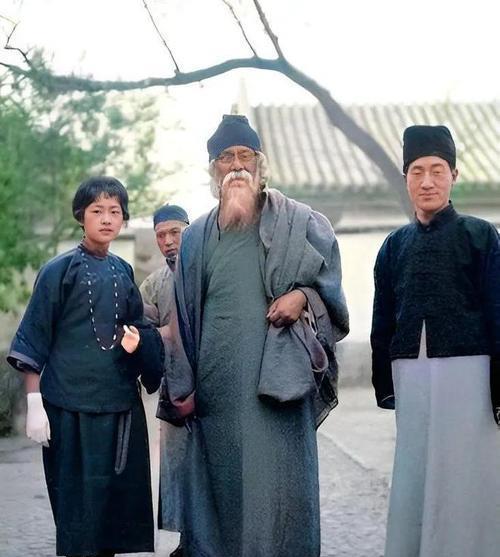 1929年，68岁泰戈尔访华，悄悄住进徐志摩家，深夜非要睡陆小曼床上。徐志摩欣然