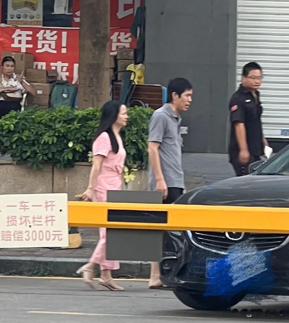 后备箱男孩爸爸L先生小了木木四岁，他是头婚，木木是二婚。因为他比木木小，木木开始
