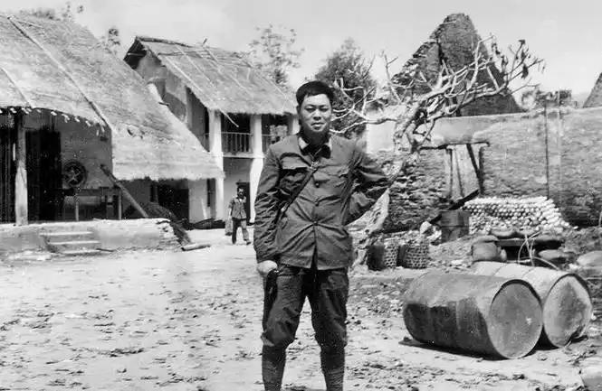 1979年对越自卫反击战，两名团机关干部带14人擅离部队，23岁代理排长闵中友挺