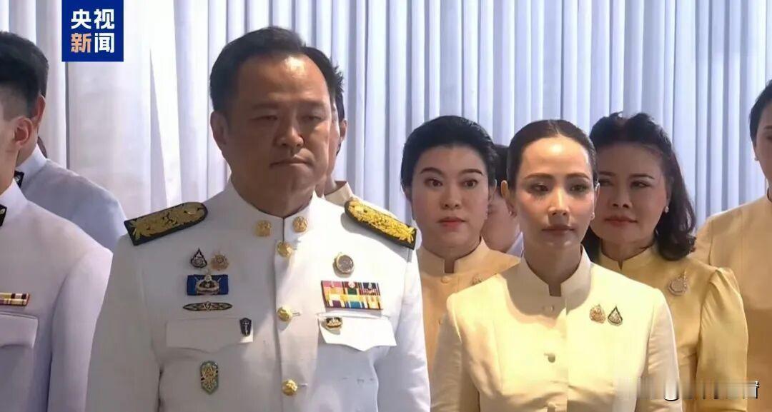 泰国这头可真是忙得不可开交!2025年10月24日晚,93岁的诗丽吉王太后去世,