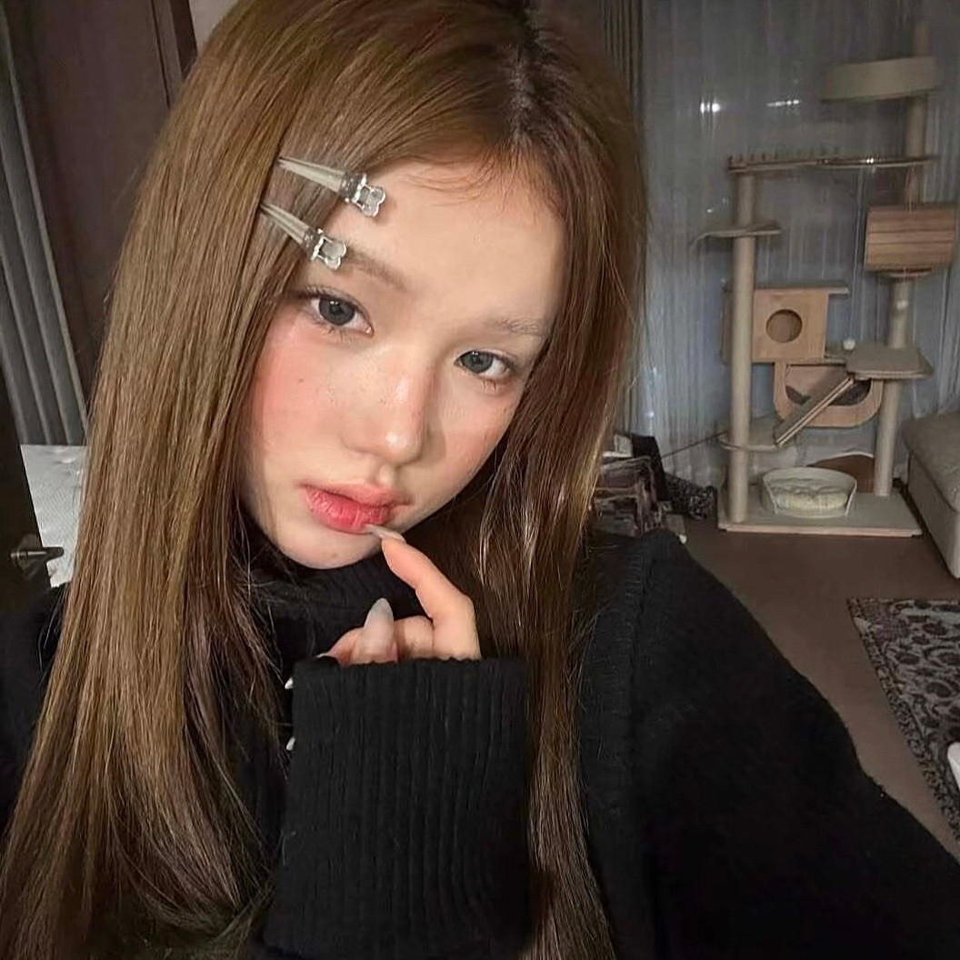 𝐖𝐞𝐂𝐡𝐚𝐭｜小众暗色系ins女生头像分享𝑆𝘩𝑎𝑟𝑒.?