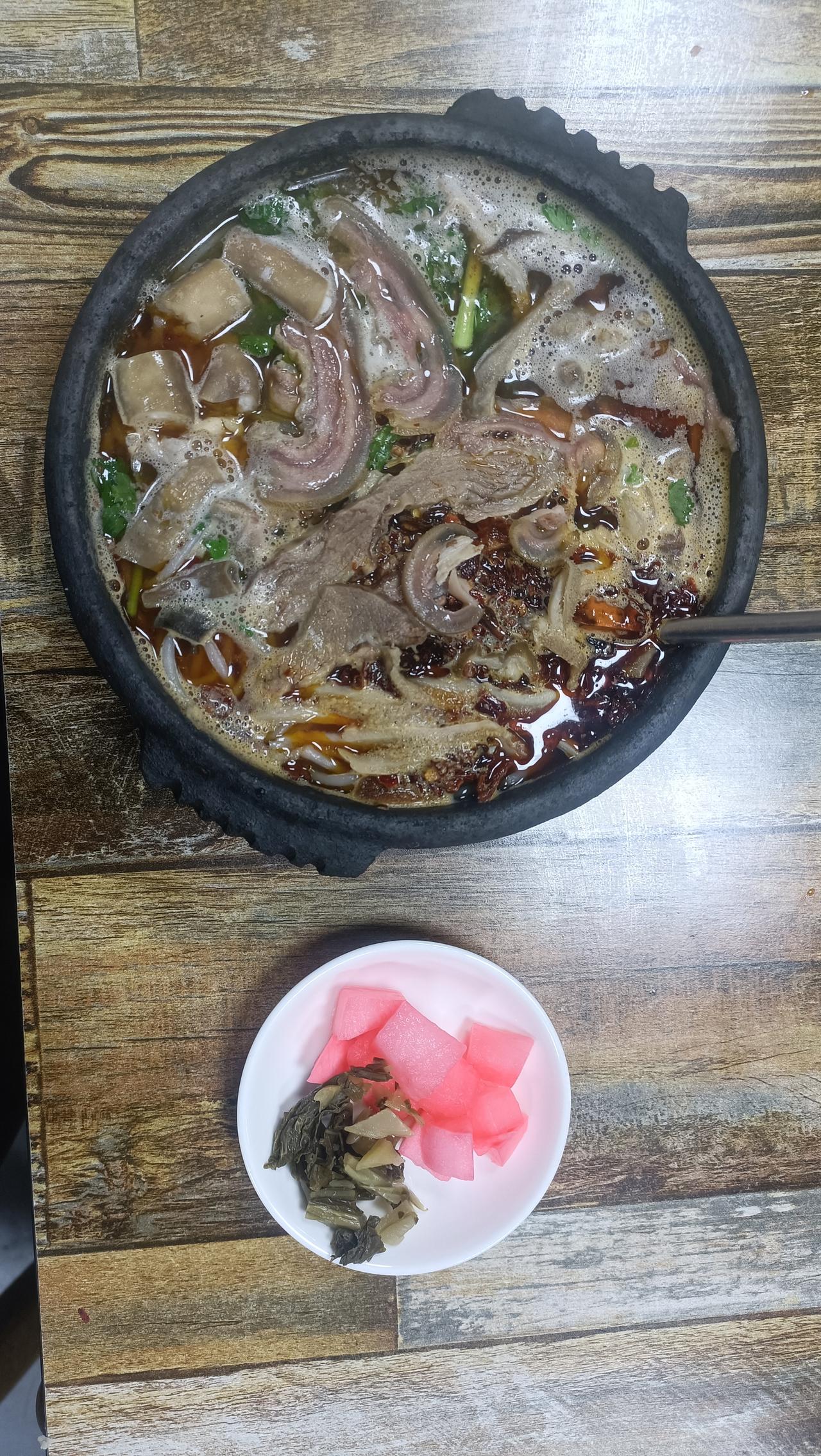 来到贵州，怎么能不尝尝土砂锅羊肉粉呢？不过，所谓羊肉粉，在我眼里就是一碗羊杂汤。