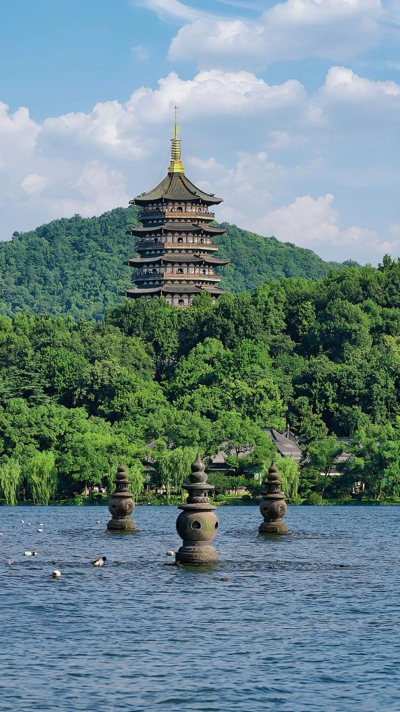 你知道吗？中国最宜十大城市:1. 珠海：海滨风光优美，空气质量优良，医疗