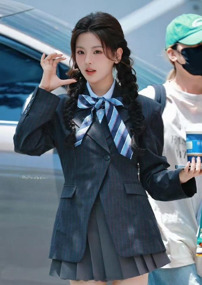 刘浩存、杨超越录制节目路透🈶两位美女​​​