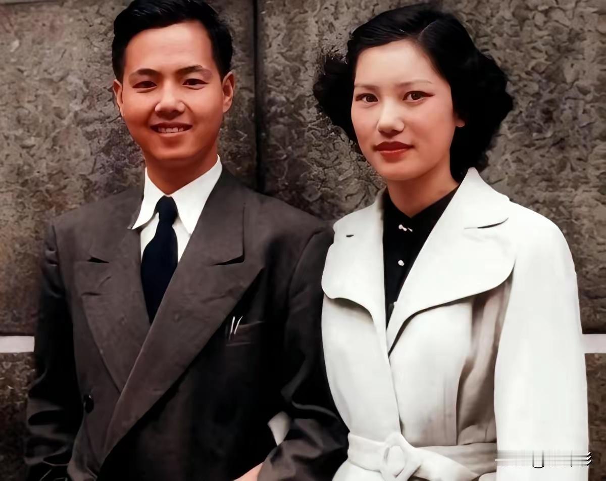 1948年圣诞前夕，22岁的科学家李政道，在芝加哥火车站等候朋友的表妹时，一个姑