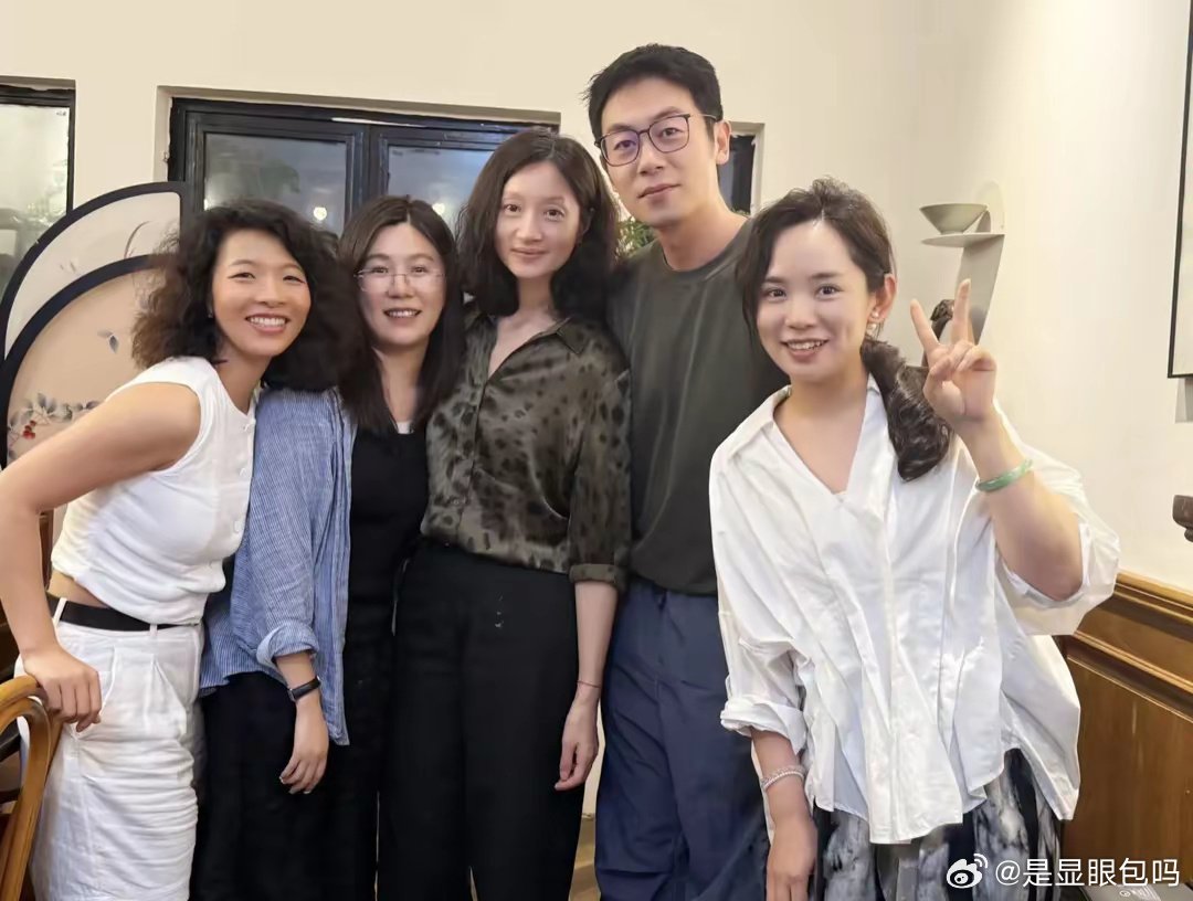 朱亚文为女儿过生日，沈佳妮素颜出镜，两人关系好好，打破婚变传闻[doge]​​​